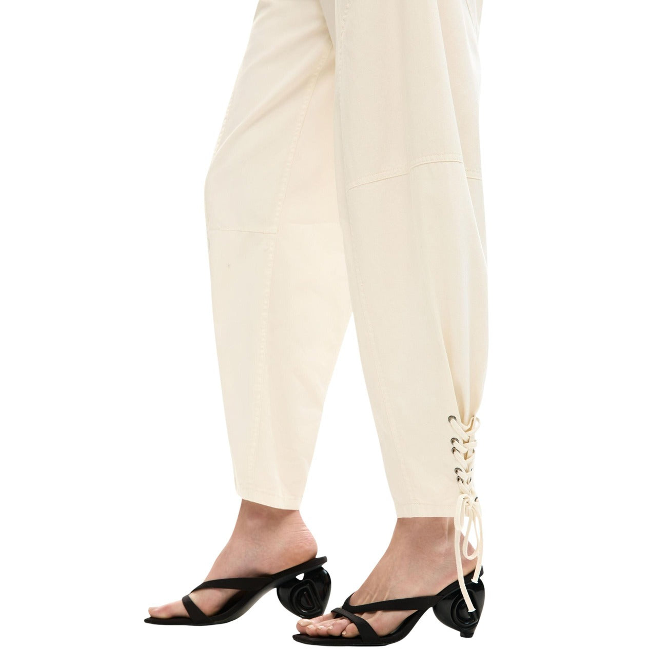 Pantalone lungo in cotone con tessuto bianco liscio, vita con bottone e cerniera e chiusura regolabile sul fondo tramite lacci. Design con pinces frontali e tasche laterali a vista.
Dettaglio gamba 