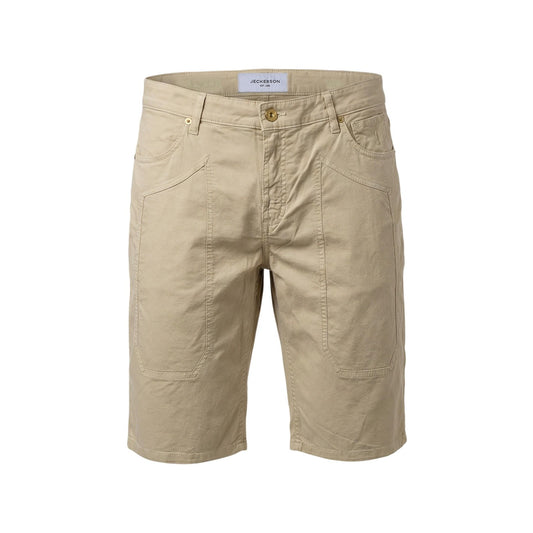 Bermuda Jeckerson Jayden Slim; 98% Cotone, 2% Elastam. Modello 5 tasche con toppe iconiche, tessuto stretch leggero. Short uomo raffinati e confortevoli, Made in Italy. Colore beige chiaro. Vista frontale Stesa
