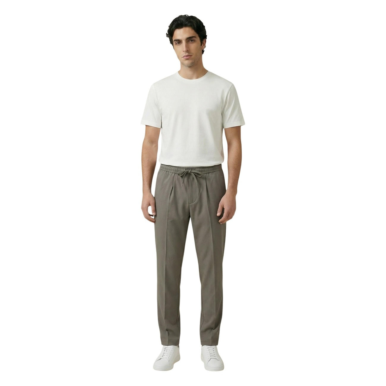 Gianni Lupo Pantaloni Verdi Comfort Stretch; vita con elastico e laccio, piega classica e tessuto flessibile, il perfetto equilibrio tra eleganza moderna e massima libertà di movimento. Vista frontale figura intera 