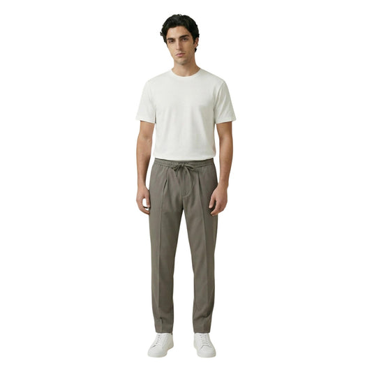 Gianni Lupo Pantaloni Verdi Comfort Stretch; vita con elastico e laccio, piega classica e tessuto flessibile, il perfetto equilibrio tra eleganza moderna e massima libertà di movimento. Vista frontale figura intera 