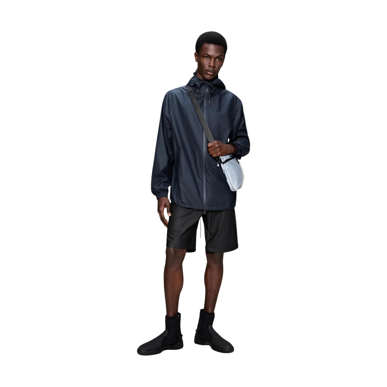 Impermeabile Rains Storm Breaker blu marina uomo W3. Capospalla antipioggia sportivo in tessuto leggero PU con cerniera zip impermeabile a 2 vie, cappuccio con coulisse, aperture di ventilazione e cuciture termosaldate, abbigliamento autunno inverno.