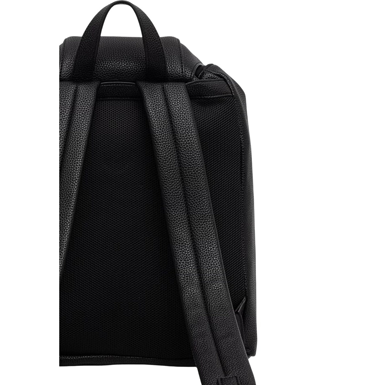 Zaino Calvin Klein donna nero modello LV04F3645G. Zainetto da città e lavoro in ecopelle nera con pattina, nastro Webbing Strap con logo Calvin Klein, doppie tasche frontali con zip e spallacci regolabili, accessorio casual chic 4 stagioni.