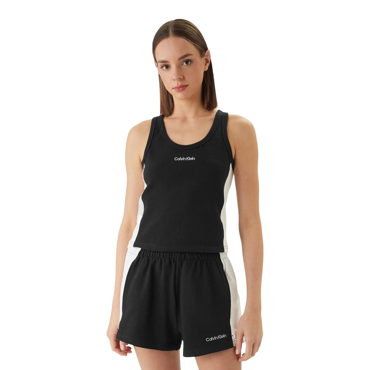 Canotta Jersey Calvin Klein; Nero. 100% Cotone. Fit aderente, dettagli laterali a contrasto, logo ricamato. Leggera, traspirante e versatile per sport e relax. Frontale 
