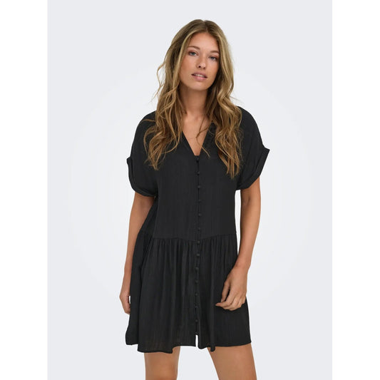 Abito Corto Donna Nero Only; Vestito stile chemisier a maniche corte con polsini risvoltati, scollo a V e chiusura con bottoni. Taglio regolare segnato in vita, stile casual-chic leggero. Vista frontale 