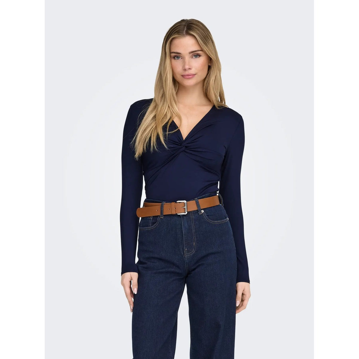 Top scollo V profondo nodo donna Only 15379511. Maglia elegante a maniche lunghe blu e marrone per outfit autunno inverno.