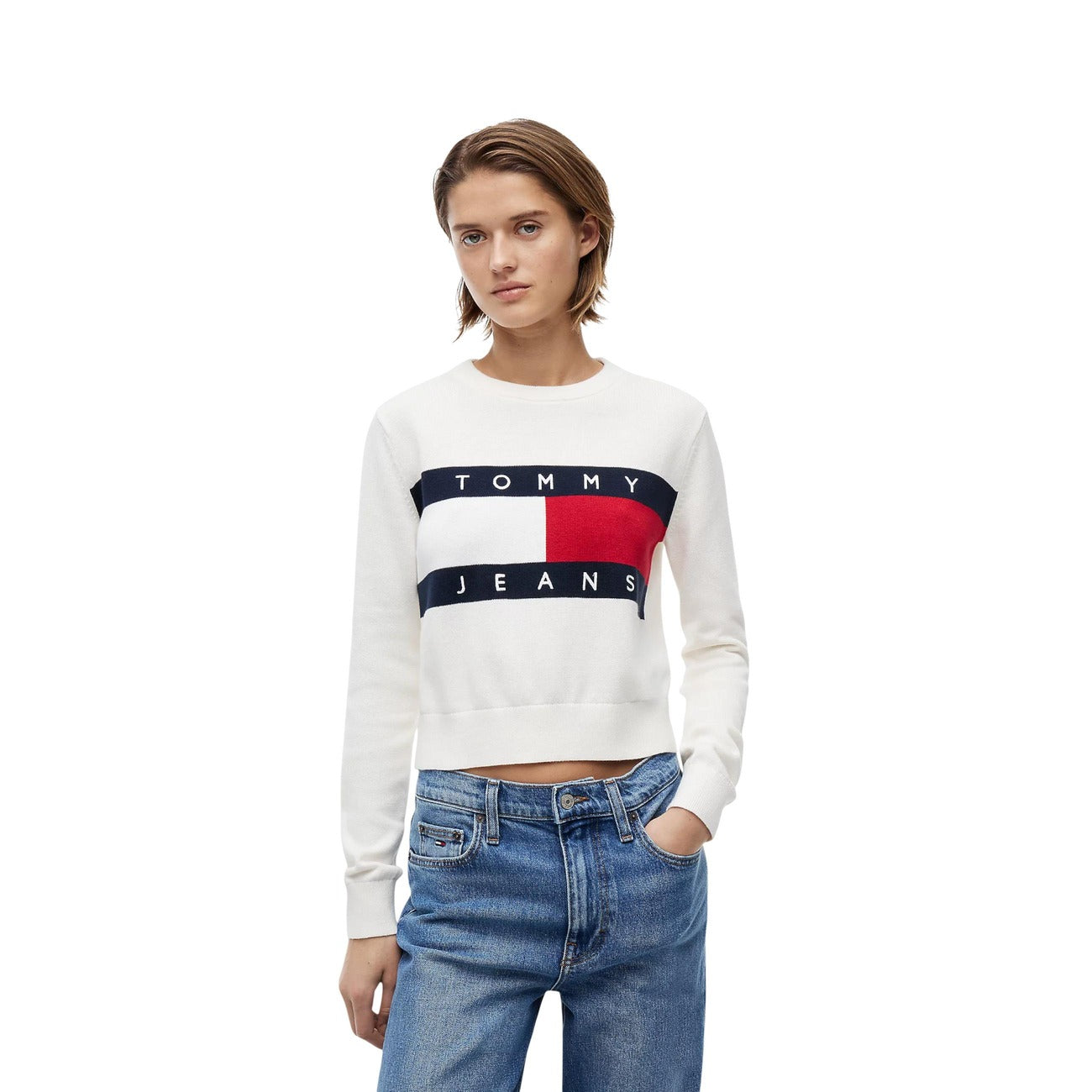 Felpa Donna Bianca Tommy Hilfiger Jeans; Maglia girocollo in cotone biologico con maxi logo a bandiera a intarsio sul davanti. Taglio regolare, maniche lunghe e bordi a coste. Stile casual iconico. Frontale 