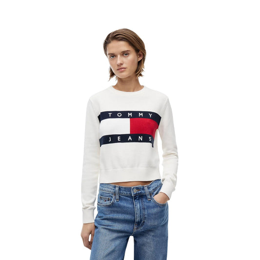 Felpa Donna Bianca Tommy Hilfiger Jeans; Maglia girocollo in cotone biologico con maxi logo a bandiera a intarsio sul davanti. Taglio regolare, maniche lunghe e bordi a coste. Stile casual iconico. Frontale 