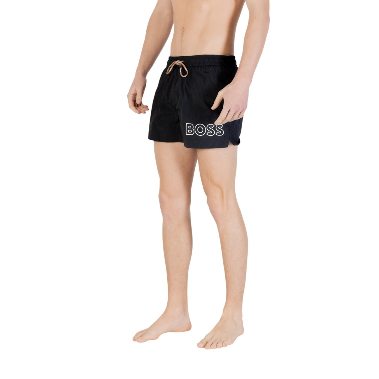 Boxer mare BOSS Outline Logo; Tessuto Fast-Dry. Taglio corto, vita elastica a contrasto, tasche laterali. Costume uomo premium, leggero e di tendenza per la PE26. Colore nero vista frontale 