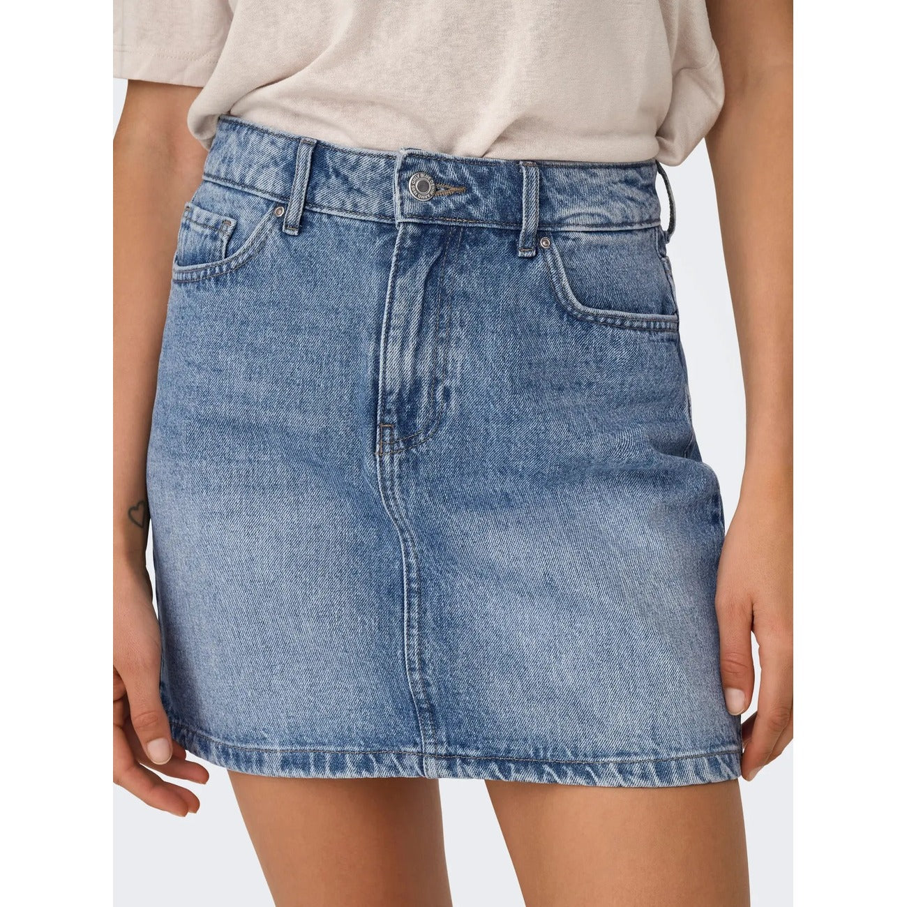 Gonna Corta Jeans Donna Blu Chiaro Only; Minigonna in puro cotone denim sostenibile con chiusura a bottoni e passanti per cintura. Cinque tasche, stile casual e intramontabile. Vista frontale 