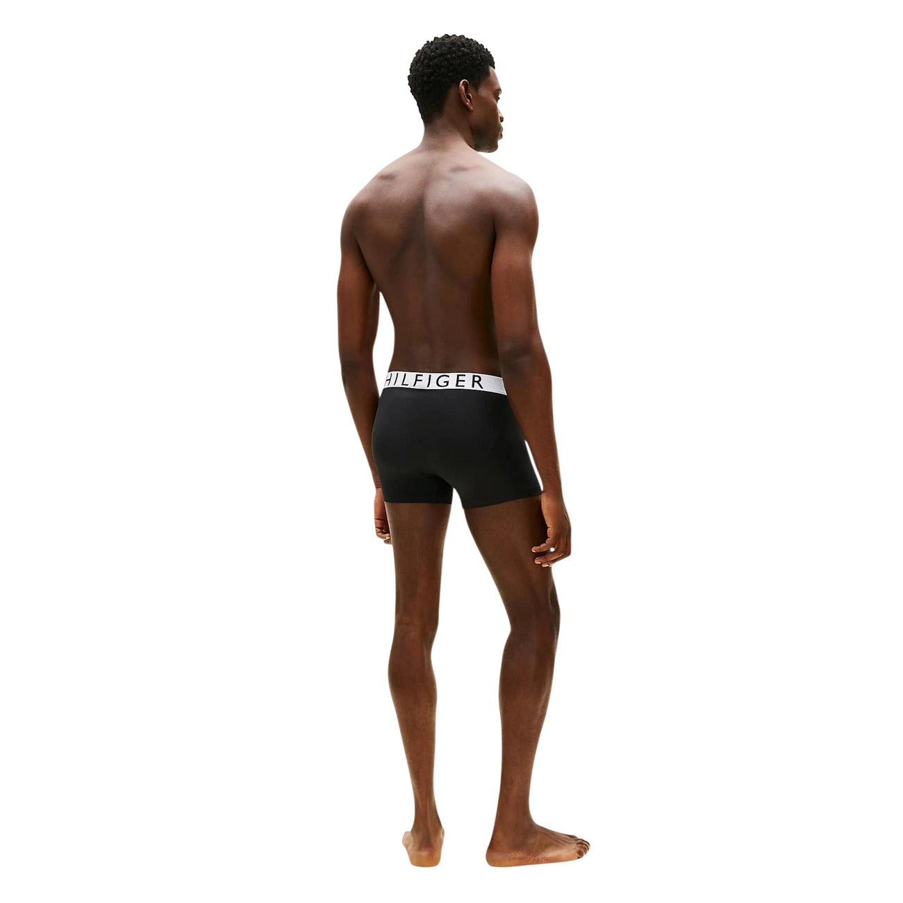 Pack 3 Boxer Trunk Tommy Hilfiger; Nero. Tecnologia Cooling Tech, 88% Nylon Riciclato, 12% Elastam. Ultra-elastici, traspiranti e sostenibili. Iconica fascia logata, ideale per sport e quotidiano. Vista posteriore 
