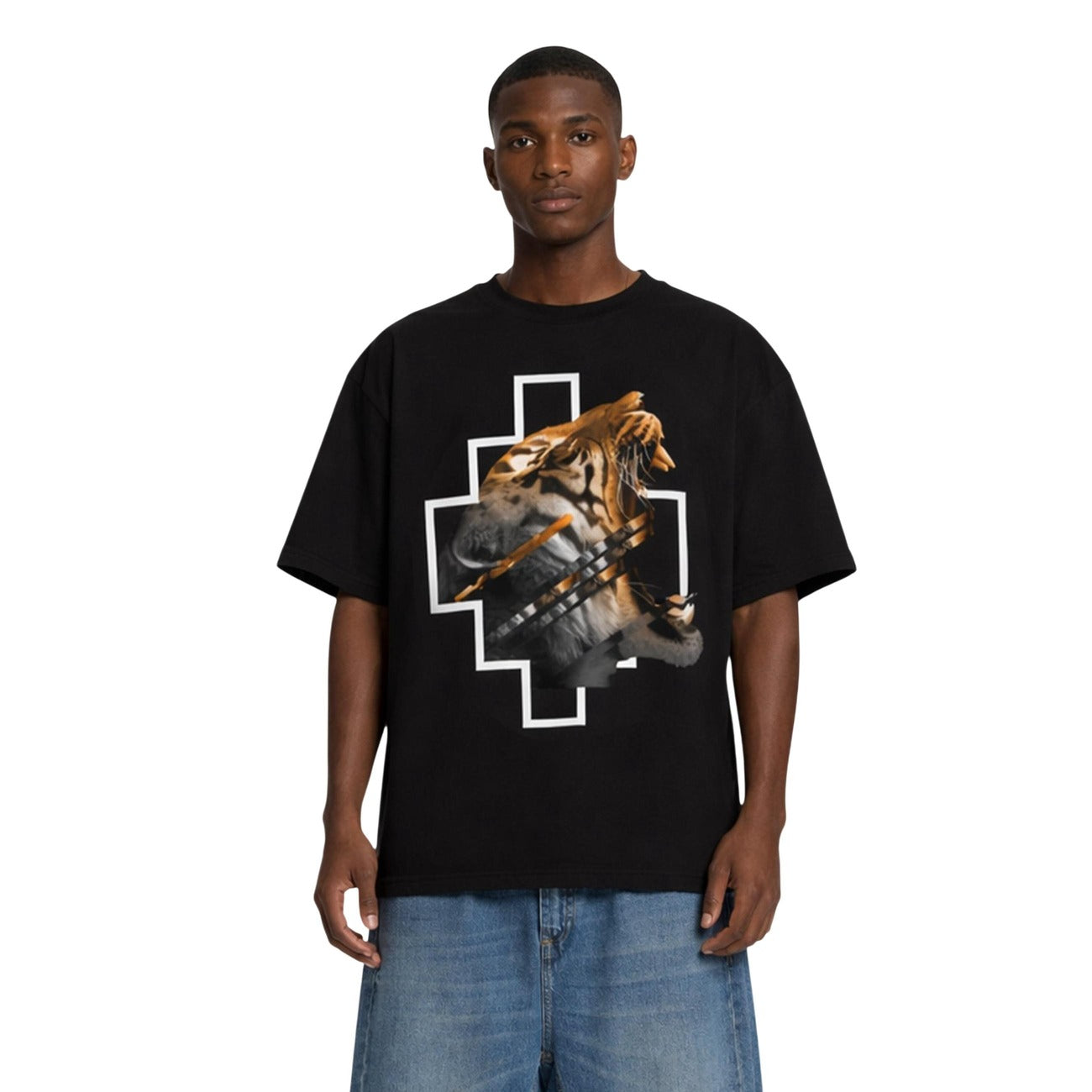 T-shirt oversize County of Milan; 100% cotone, grafica tigre stilizzata, fit contemporaneo. Stile urban d'impatto. Colore nero 