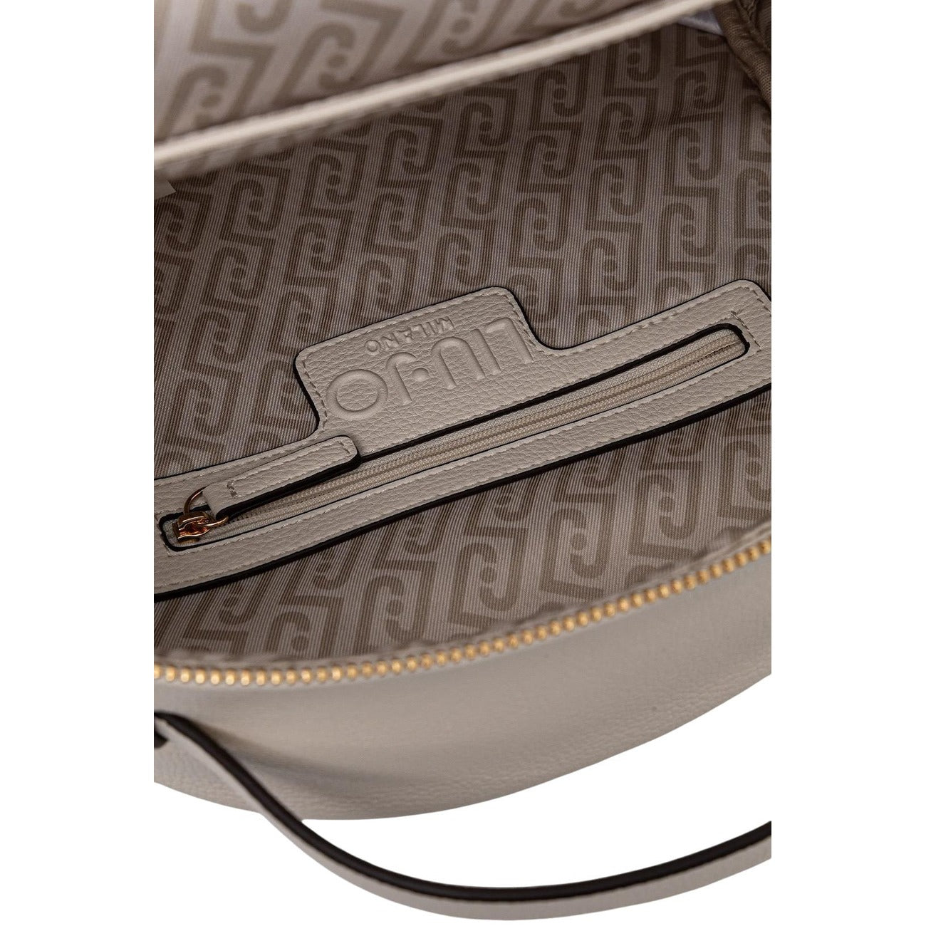 Zaino donna Liu Jo ECS M; 100% Poliuretano panna. Tasca esterna con zip, logo metallico, spallacci regolabili. Zaino compatto ed elegante, stile casual-chic 4 stagioni. Vista interna