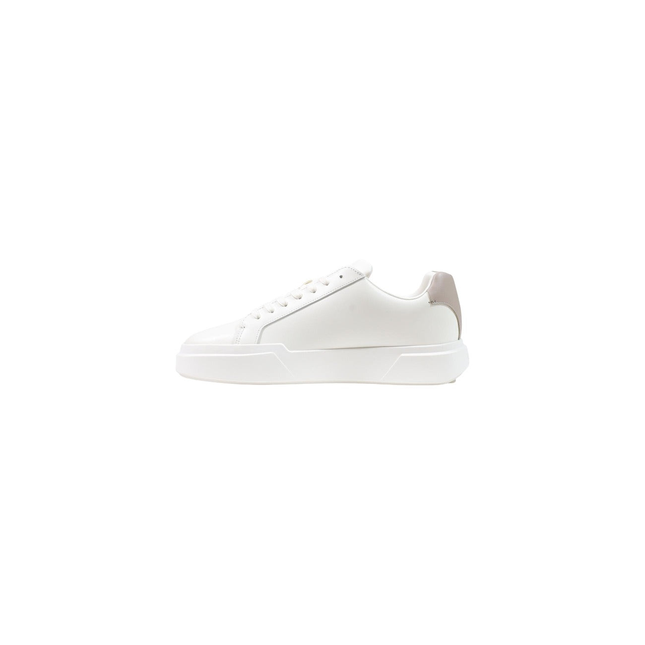 Sneakers Uomo Bianche Calvin Klein Jeans; Tomaia 100% pelle pieno fiore con loghi goffrati e fodera interna a rete traspirante. Suola a cassetta in TPR flessibile con motivo inferiore a griglia ispirato a NYC, stile casual 4 stagioni.