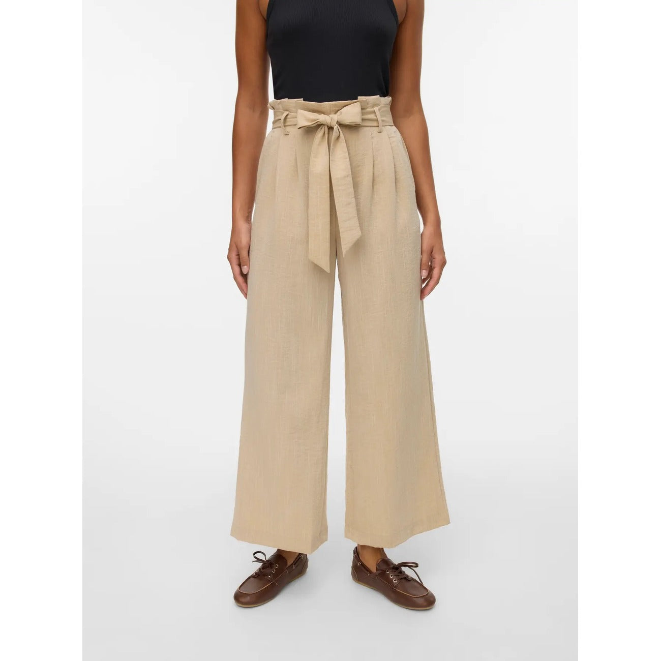 Pantaloni Donna Fantasia Beige Vero Moda Culotte; Taglio wide leg a gamba larga con lunghezza al polpaccio in misto viscosa fluida. Vita alta con cordino regolabile e tasche anteriori, stile casual primavera-estate.