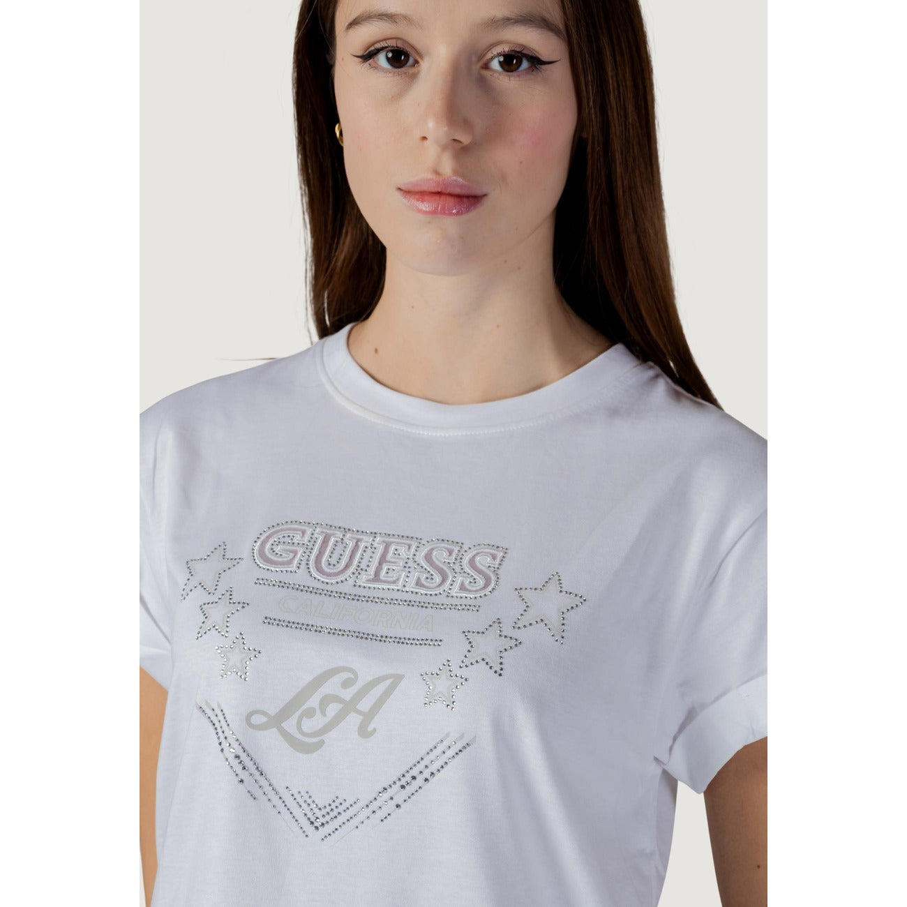 T-shirt Guess Bianca Stars & California; 100% Cotone. Stampa frontale con logo e stelle, maniche corte, vestibilità regular. Capo leggero e traspirante per la stagione Primavera/Estate. Dettaglio logo 