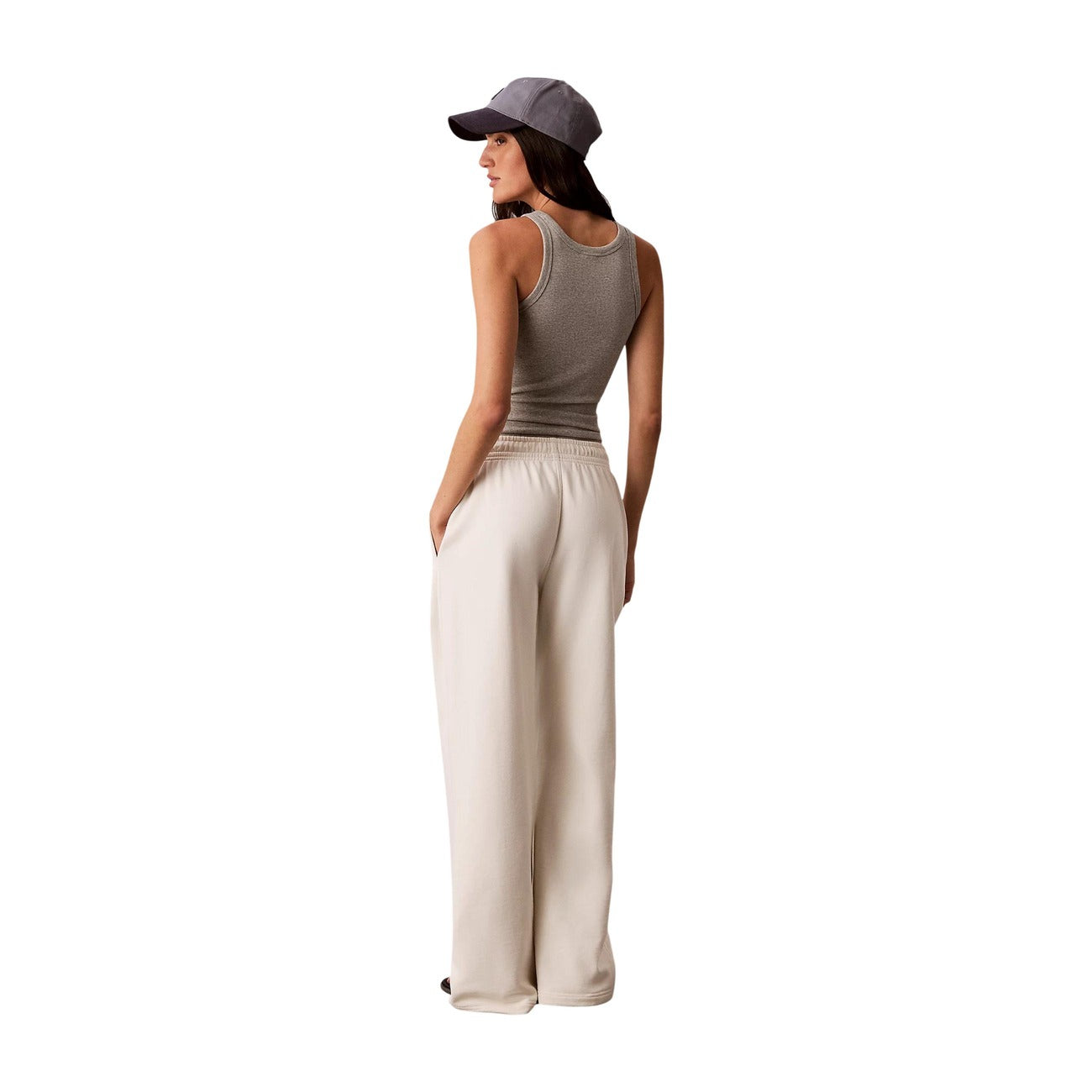 Pantaloni Sportivi Bianchi Calvin Klein; 100% Cotone. Taglio Loose, maxi logo ricamato, vita con coulisse. Traspiranti, morbidi e dallo stile urban rilassato. Posteriore 