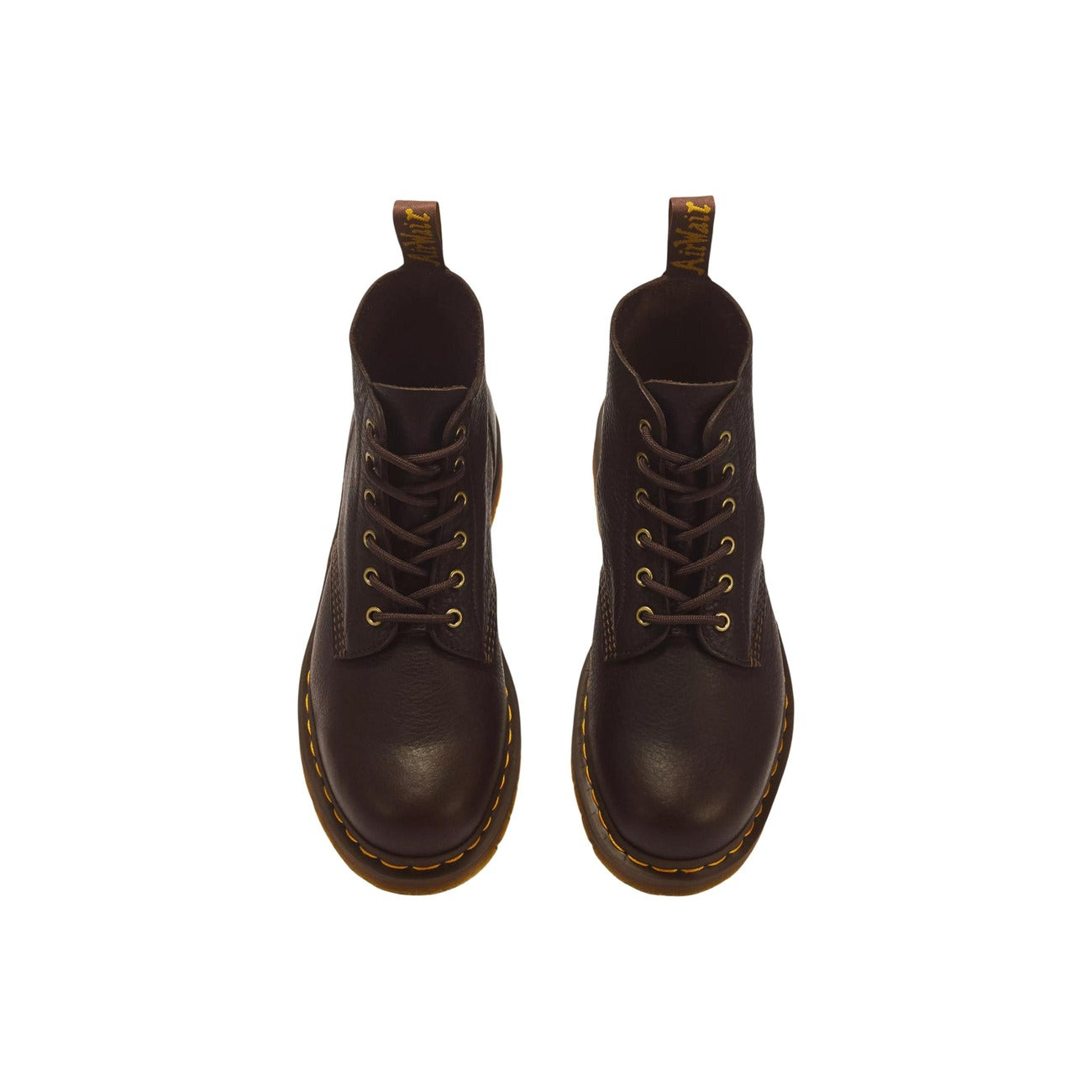 Stivaletti stringati Dr Martens 101 UB pelle Ambassador. Anfibi corti a 6 fori in morbida pelle martellata dall'aspetto vissuto, occhielli metallici, suola AirWair e iconiche impunture gialle a vista.