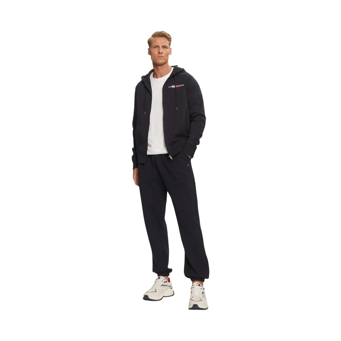 Pantaloni tuta Tommy Hilfiger Essential Fleece SWE blu navy uomo. Joggers sportivi in cotone felpato manopesca con coulisse a contrasto, fondo con elastico alle caviglie e logo ricamato, abbigliamento casual autunno inverno.