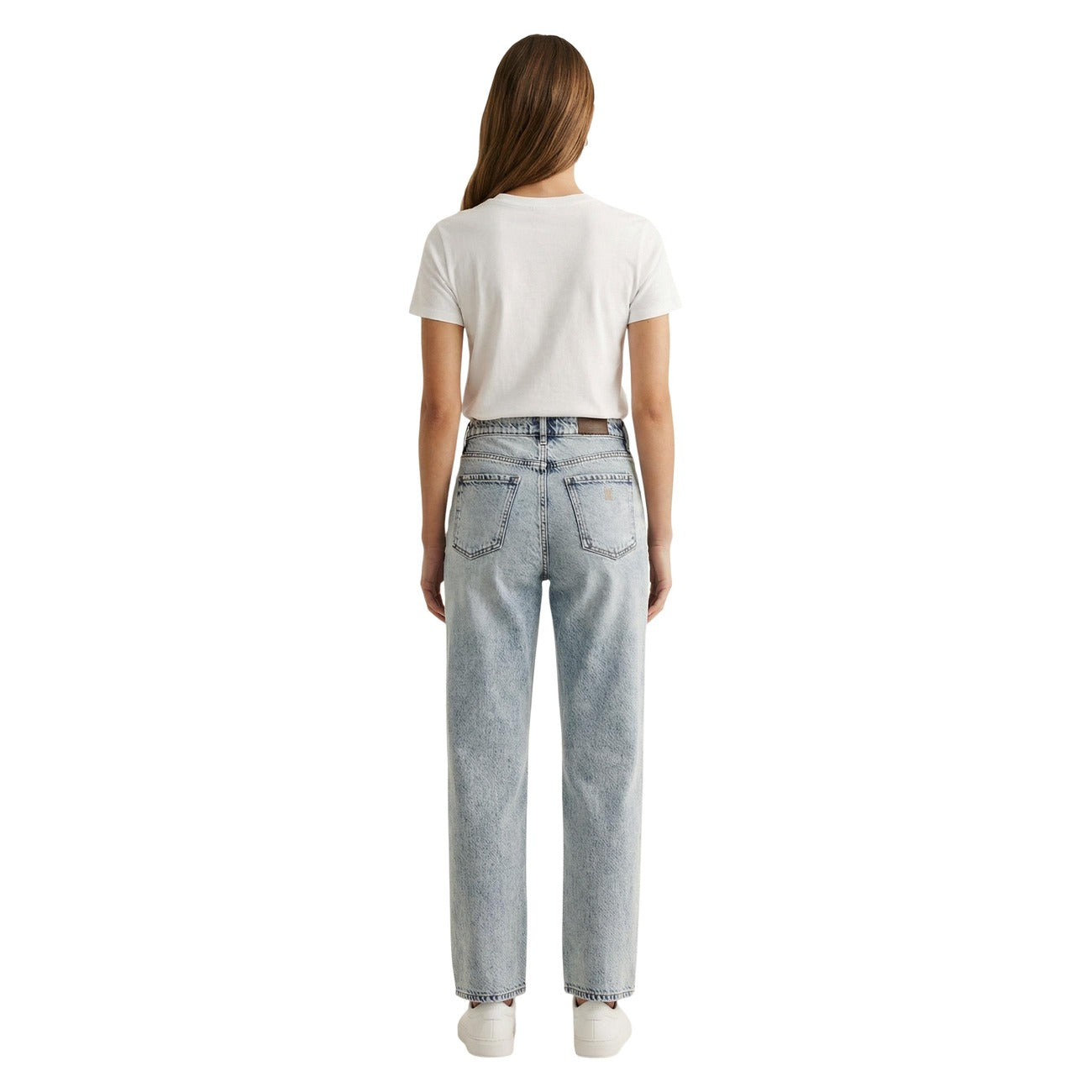 T-shirt Donna Levi's® Perfect Tee; Bianco. 100% Cotone premium leggero, vestibilità regolare, maniche corte e girocollo tondo. Logo ricamato sul petto, stile iconico ed essenziale 4 stagioni. Posteriore intera 
