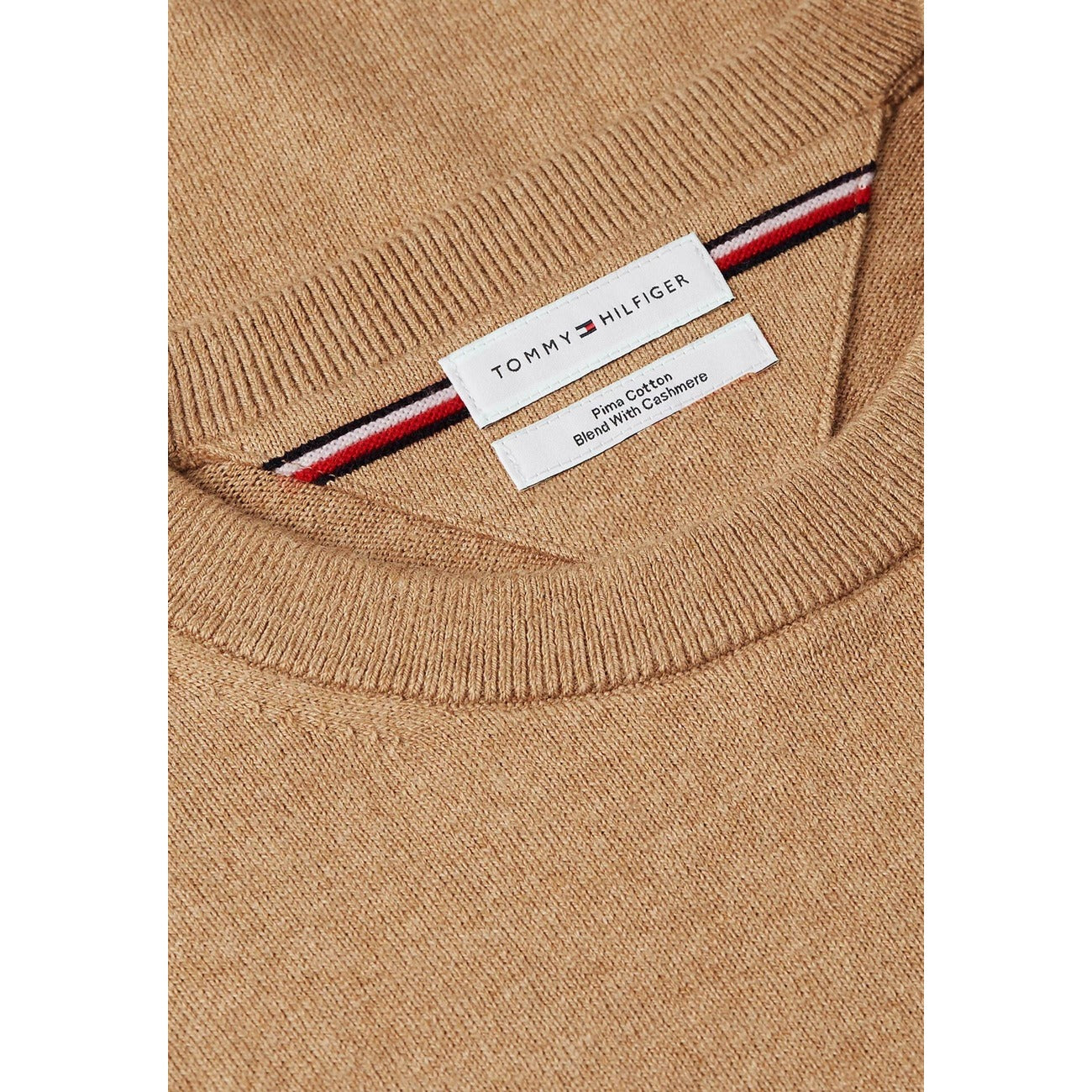 Maglione Tommy Hilfiger uomo MW0MW28046. Pullover a girocollo in misto cotone pima e cashmere, vestibilità regular con spalle scese, nastro a righe global nel colletto e logo bandiera ricamato, abbigliamento uomo autunno inverno.