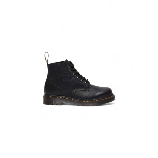 Anfibi Dr Martens 101 uomo pelle Ambassador nero. Stivaletti bassi a 6 fori in pelle granulata testurizzata morbida, costruzione Goodyear con impunture gialle e suola in PVC bicolore scanalata.