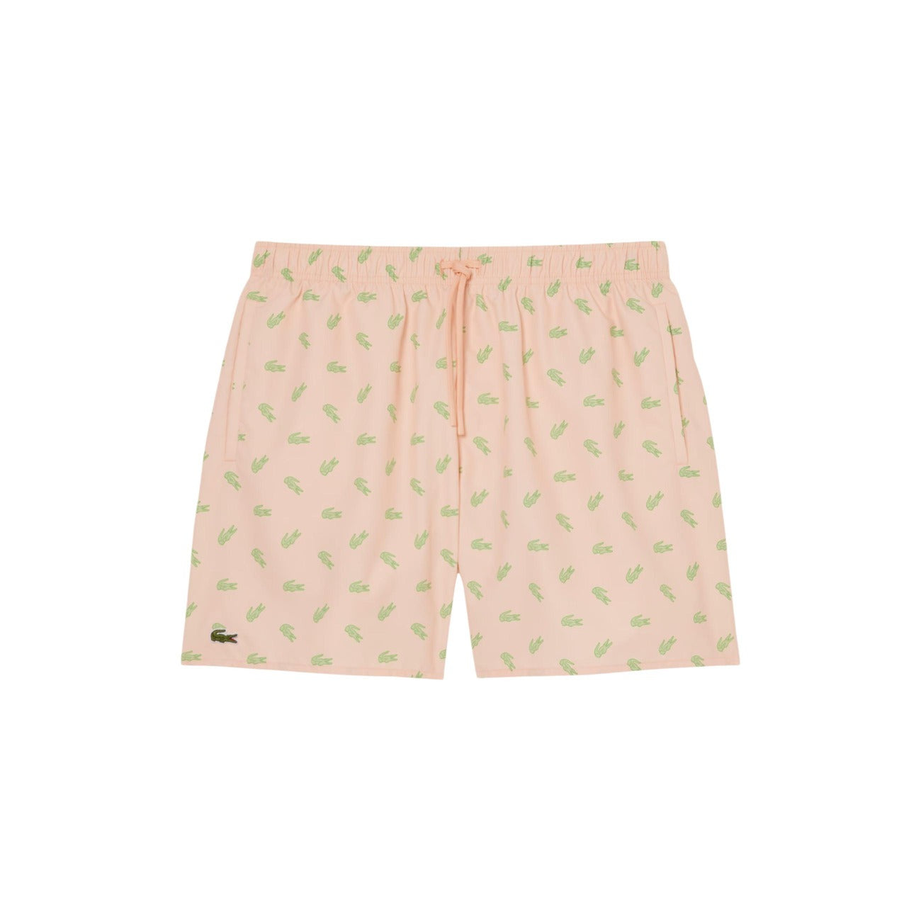 Costume Boxer Lacoste Rosa; Stampa Coccodrillo. 100% Poliestere riciclato, slip interno in mesh, vita regolabile. Tre tasche totali. Lunghezza 42 cm. Look estivo audace e sostenibile. Vista frontale stesa 