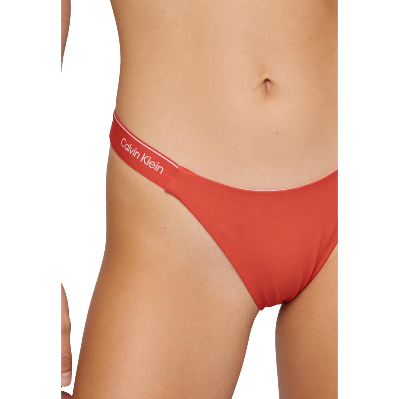 Bikini CK Jeans Arancione; 81% Poliestere Riciclato. Vita bassa, fasce elastiche con logo, tessuto stretch. Asciugatura rapida e fit confortevole, ideale per mare e piscina. Dettaglio logo 