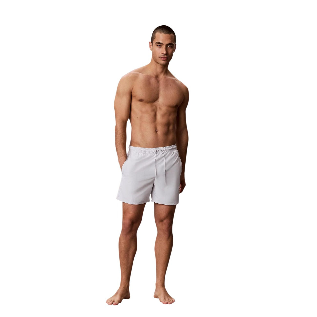 Boxer Mare CK Essentials; Tessuto Impermeabile. Doppia vita elastica logata, asciugatura rapida, lunghezza media. Tasca con velcro, slip a rete interno. Stile minimalista e funzionale per l'estate. Grigio chiaro 