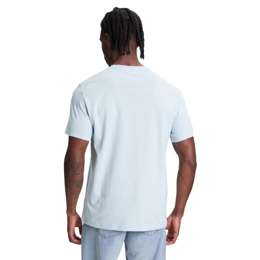 T-shirt Calvin Klein Jeans SS SMOOTH CTTN SOLID uomo azzurra maniche corte scollo tondo 100% cotone - vista posteriore retro indossata da modello