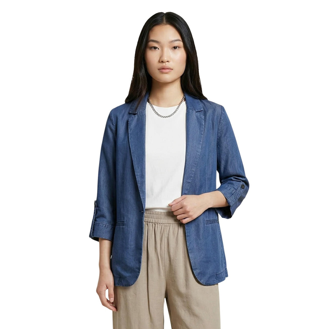 Blazer Only Onlcaro Charis; 100% Lyocell. Maniche 3/4 con risvolto, modello sfoderato, scollo a rever. Giacca estiva leggera, traspirante e dalla mano setosa. Vista frontale 