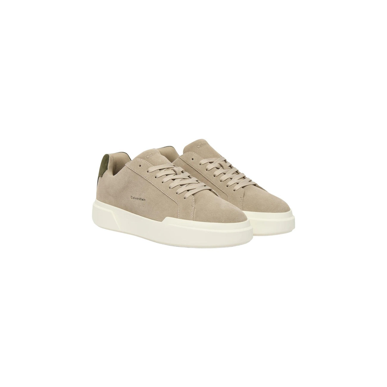 Sneakers Calvin Klein NYC; 100% Camoscio. Suola in TPR leggera con grip avanzato, soletta sagomata in schiuma, interno traspirante. Logo goffrato, stile iconico ispirato a New York, collezione Primavera/Estate.