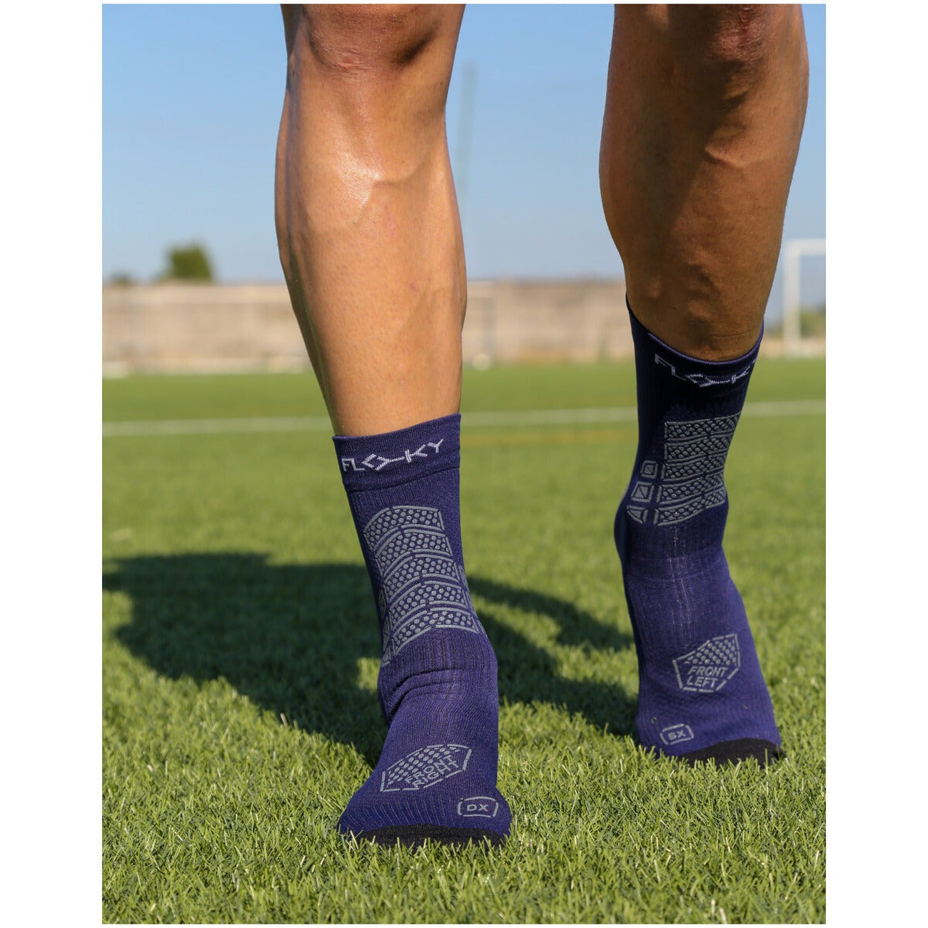 Floky AXSIST 2.0 Football Socks; tecnologia Kinesio Tape, grip integrato, compressione graduata e filato da plastica riciclata. La calza definitiva per stabilità e recupero. Colore blu scuro. Vista frontale 