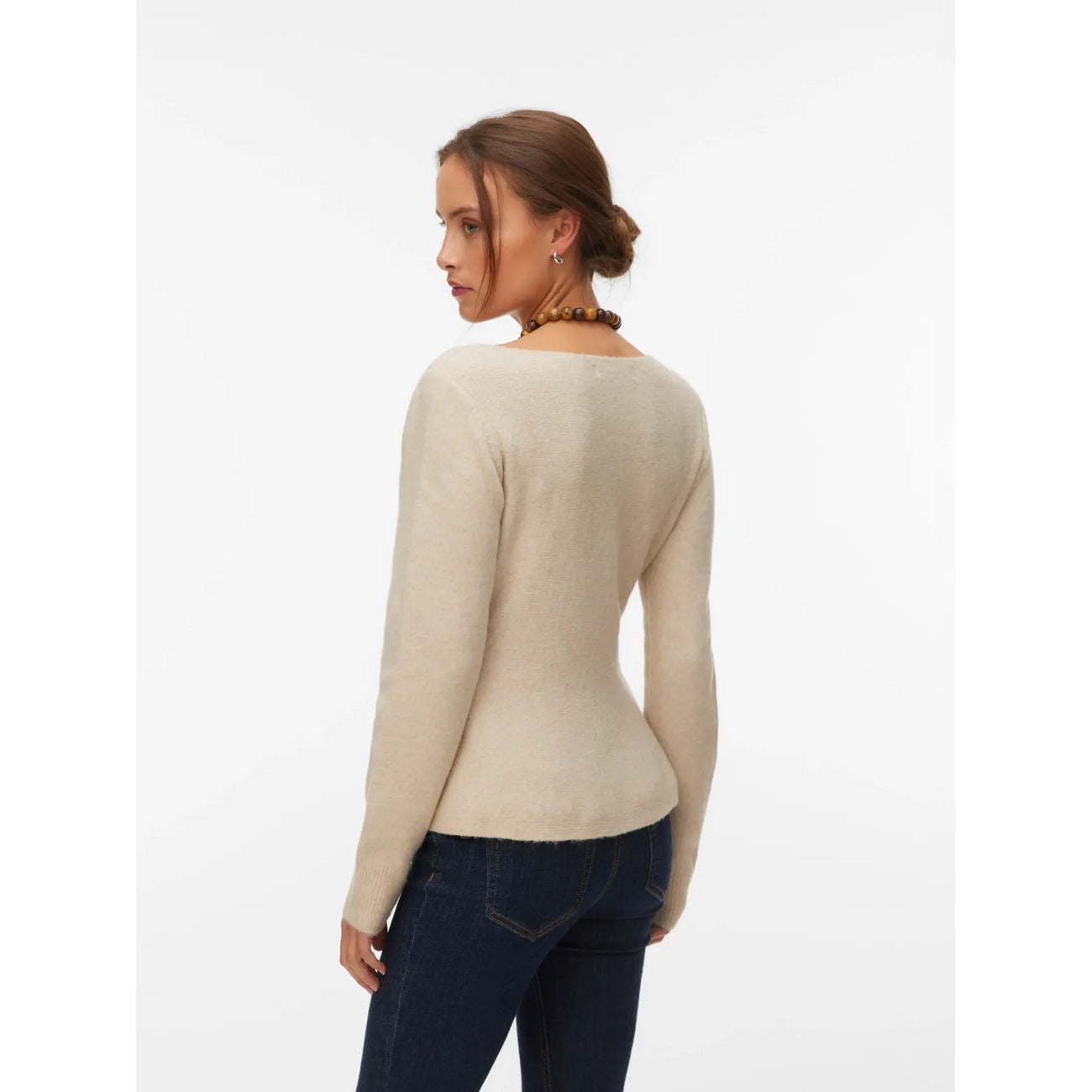 Pullover Donna Aderente Beige Vero Moda; Maglia elastica in poliestere con scollo a barca e dettaglio volant. Maniche lunghe con polsini a coste, vestibilità bodycon, stile casual-chic autunno-inverno. Posteriore 