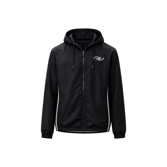 Giacca New Balance nera uomo MJ62Y8SJBK. Giambotto leggero da uomo nero di mezza stagione in poliestere con cappuccio regolabile, coulisse, zip integrale, polsi elasticizzati e logo al petto, giacca a vento casual sportiva.