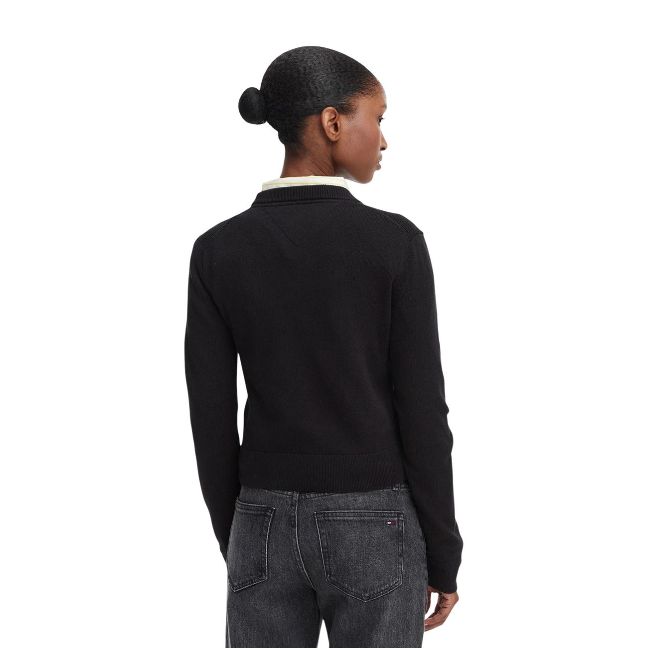 Maglia Tommy Jeans donna nera DW0DW22930. Pullover girocollo in 100% cotone biologico con logo flag oversize intarsiato sul petto, vestibilità regular e spalle calate, abbigliamento donna autunno inverno.