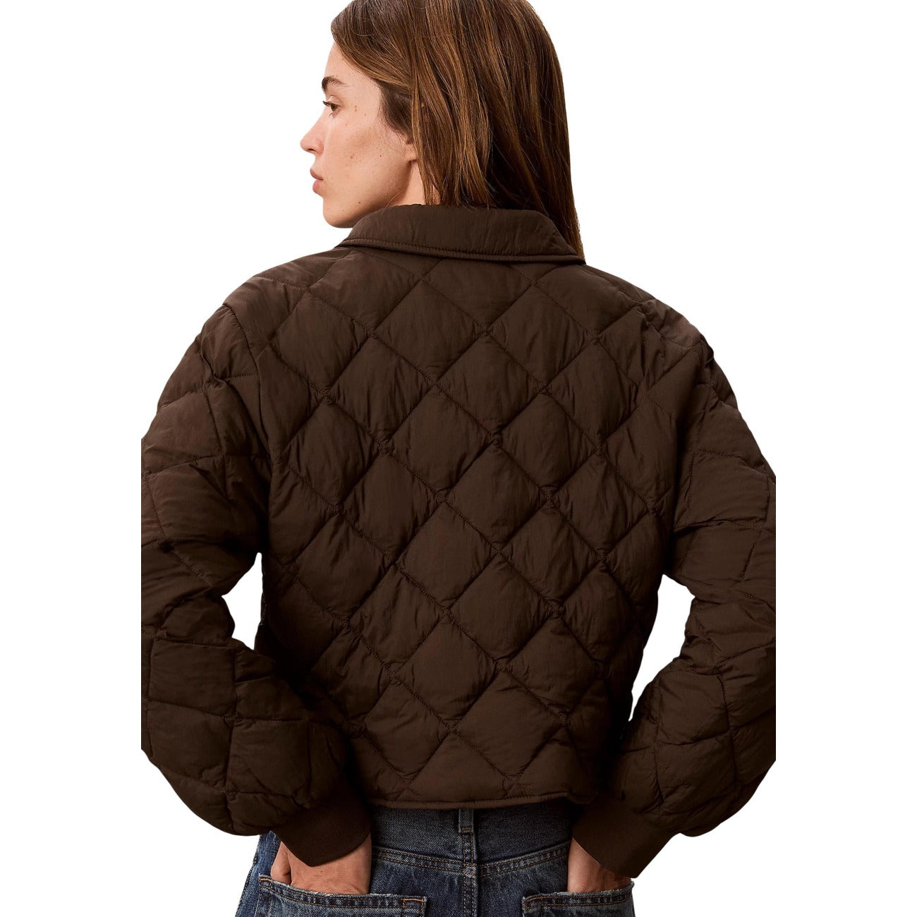 Giacca corta marrone donna Calvin Klein Jeans Dark Coffee trapuntata a rombi. Giacchetto boxy fit impermeabile e antivento con colletto classico, bottoni a pressione, tasche laterali e patch logo Monogram Calvin Klein, abbigliamento donna autunno inverno.