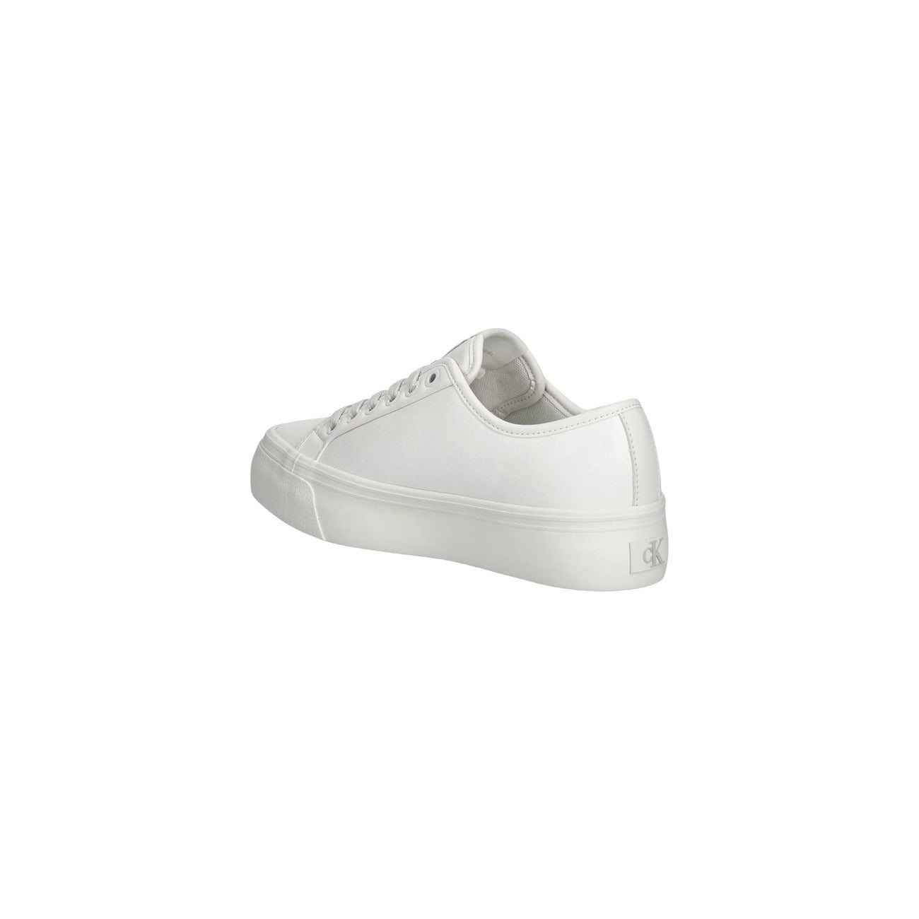 Sneakers CK Jeans Vulc Flat; 100% Pelle. Suola in gomma piatta, dettagli metallici logo, design minimal. Scarpa donna bianca versatile, comoda e di alta qualità. Vista posteriore 