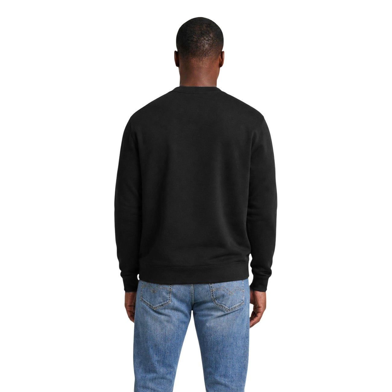 Felpa Girocollo Nera Calvin Klein Jeans; Interno Felpato. Logo frontale, finiture a costine, misto cotone resistente. Versatile, iconica e confortevole per ogni giorno. Posteriore 