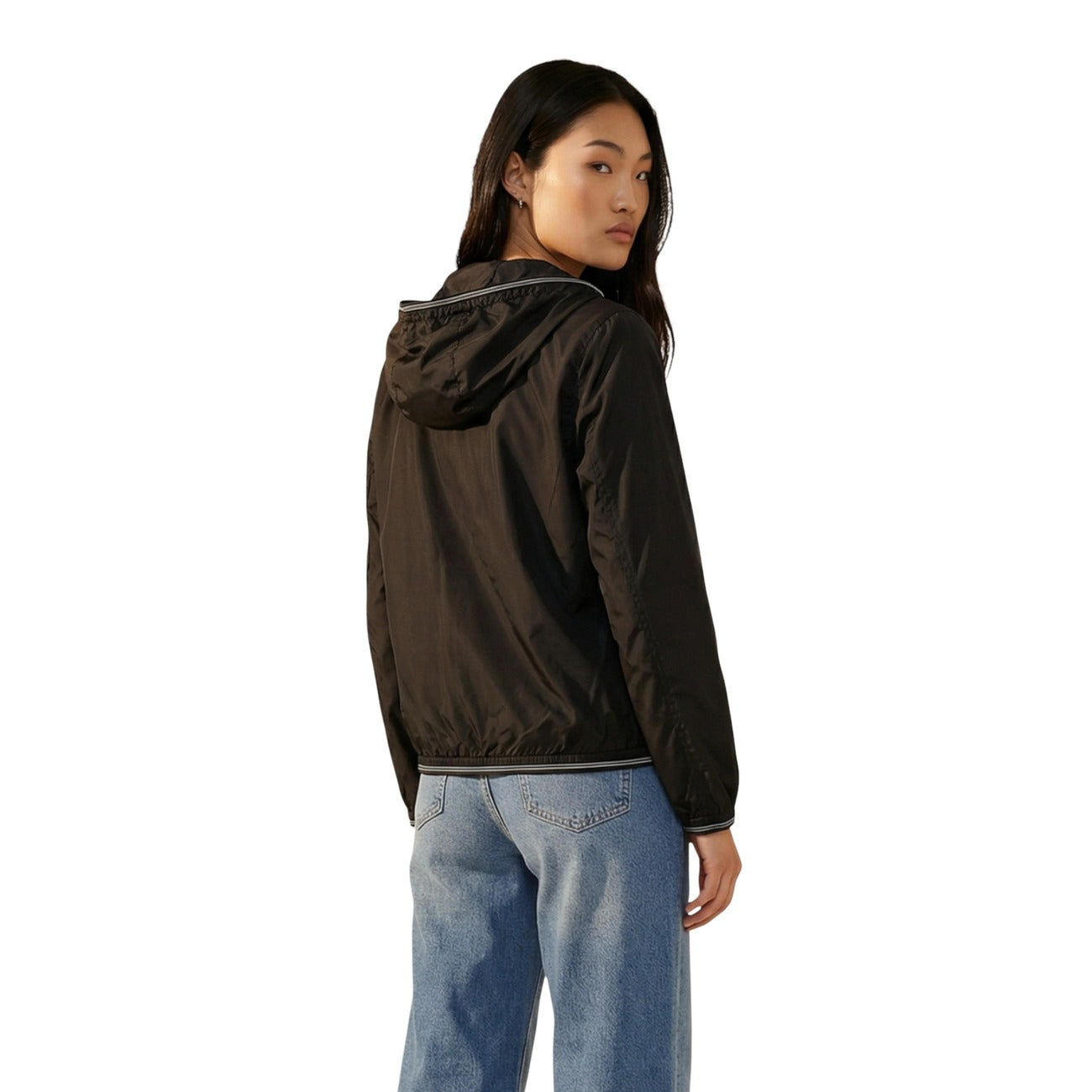 Giacca Blauer donna nera con cerniera scollo alto cappuccio tasche anteriori - vista posteriore retro indossata da modello
