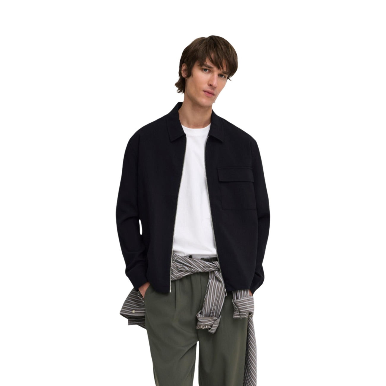 Overshirt giacca camicia nero uomo Only & Sons 22038673. Giacca leggera casual in poliestere, viscosa ed elastan con collo camicia, cerniera frontale e tasca pettorale.