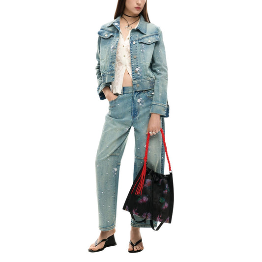 Zaino Desigual SS26; Stampa Fiori Astratti. Tessuto in rilievo, tracolla intrecciata rimovibile, chiusura sicura con zip. Capiente e leggero in 100% poliestere. Misure: 35x17,5x32 cm. Indossata da modella 