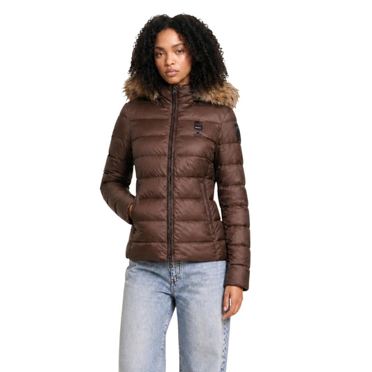 Piumino donna Blauer marrone Charme 26WBLDC03037. Giubbotto corto da donna marrone slim fit trapuntato orizzontale con cappuccio avvolgente, zip doppio cursore e logo Blauer su petto e manica, giacca invernale calda e casual chic.