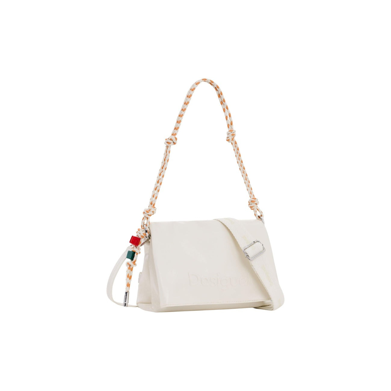 Tracolla media SS26; effetto pelle, logo inciso, doppie tracolle intercambiabili. Chiusura zip e bottone, charm portacarte rimovibile, design Barcellona. Colore panna vista frontale 