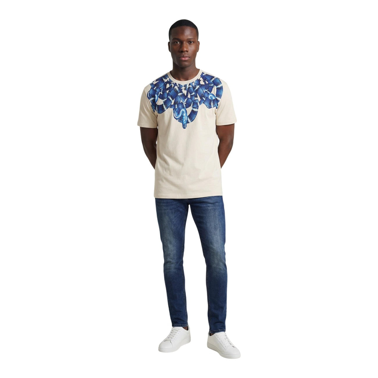 T-shirt County of Milan Snakes; 100% Cotone. Grafica serpenti intrecciati su spalle/collo, vestibilità regular. Maglia uomo streetwear, iconica e traspirante per la PE26. Vista frontale Figura intera