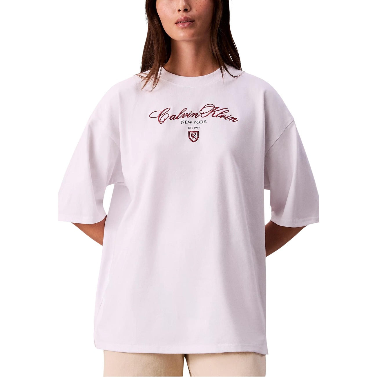 T-shirt Calvin Klein Jeans donna bianca con logo maniche corte scollo rotondo 100% cotone - vista frontale indossata da modello