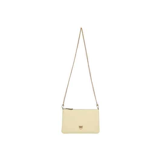 Borsa Pinko Flat Classic Beige; Ecopelle mano seta. Logo Love Birds Diamond Cut, tracolla a catena rimovibile, chiusura con zip. Pochette sottile e versatile, stile casual-raffinato. Vista con tracolla 