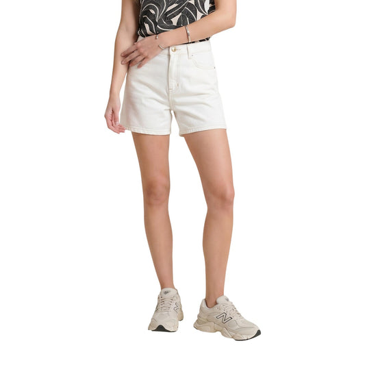 Guess Super Relaxed Short; Bianco. 74% Cotone, 26% Lyocell. Vita alta, gamba ampia, modello 5 tasche con logo iconico. Tessuto leggero e traspirante.