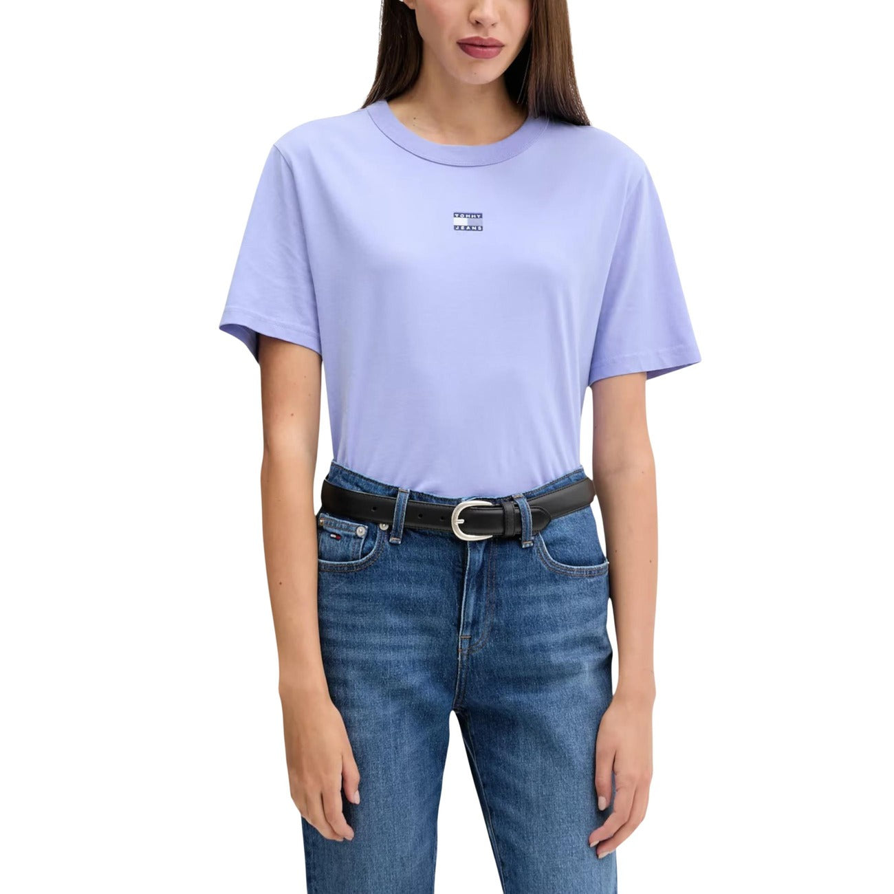 T-shirt Donna Tommy Jeans Boxy Cropped; 100% Cotone. Spalle scese, logo badge sul petto, taglio corto. Maglia donna fresca e di tendenza per la PE26. Colore Lilla azzurro