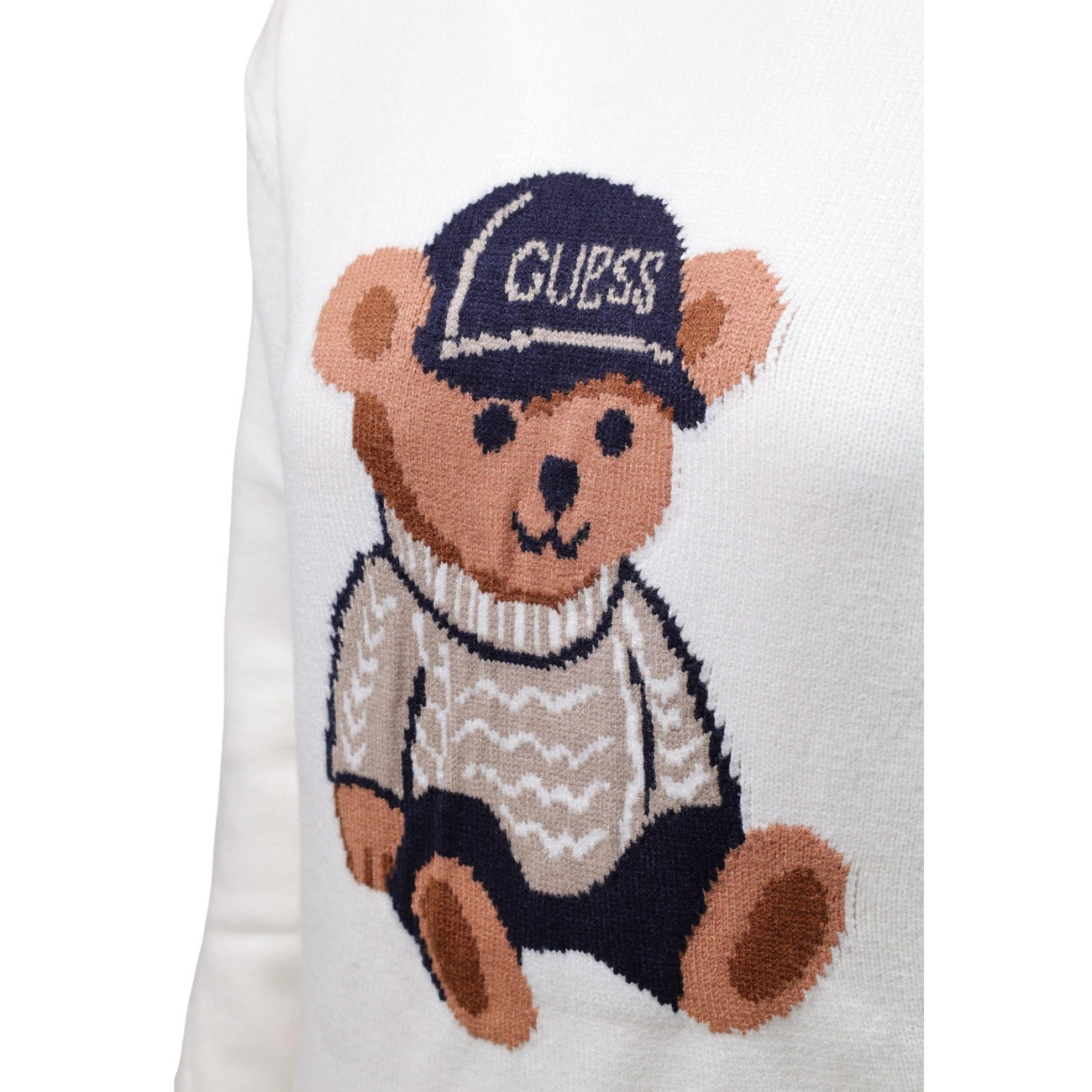 Maglia Guess donna bianca con orsetto Alicia Bear W6BR84 Z1927. Pullover girocollo a manica lunga in filato morbido con stampa intarsio orsetto e logo Guess, bordi e polsini lavorati a coste.