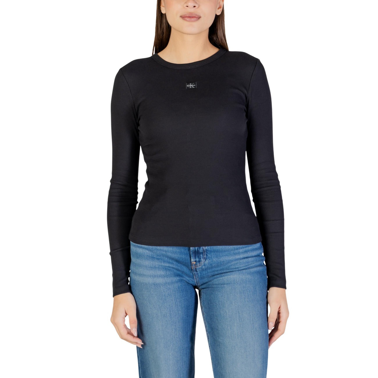 Maglia Manica Lunga CK Jeans; Nero. 94% Cotone, 6% Elastam. Vestibilità stretch, logo ricamato, girocollo. Capo versatile per la mezza stagione e il layering.